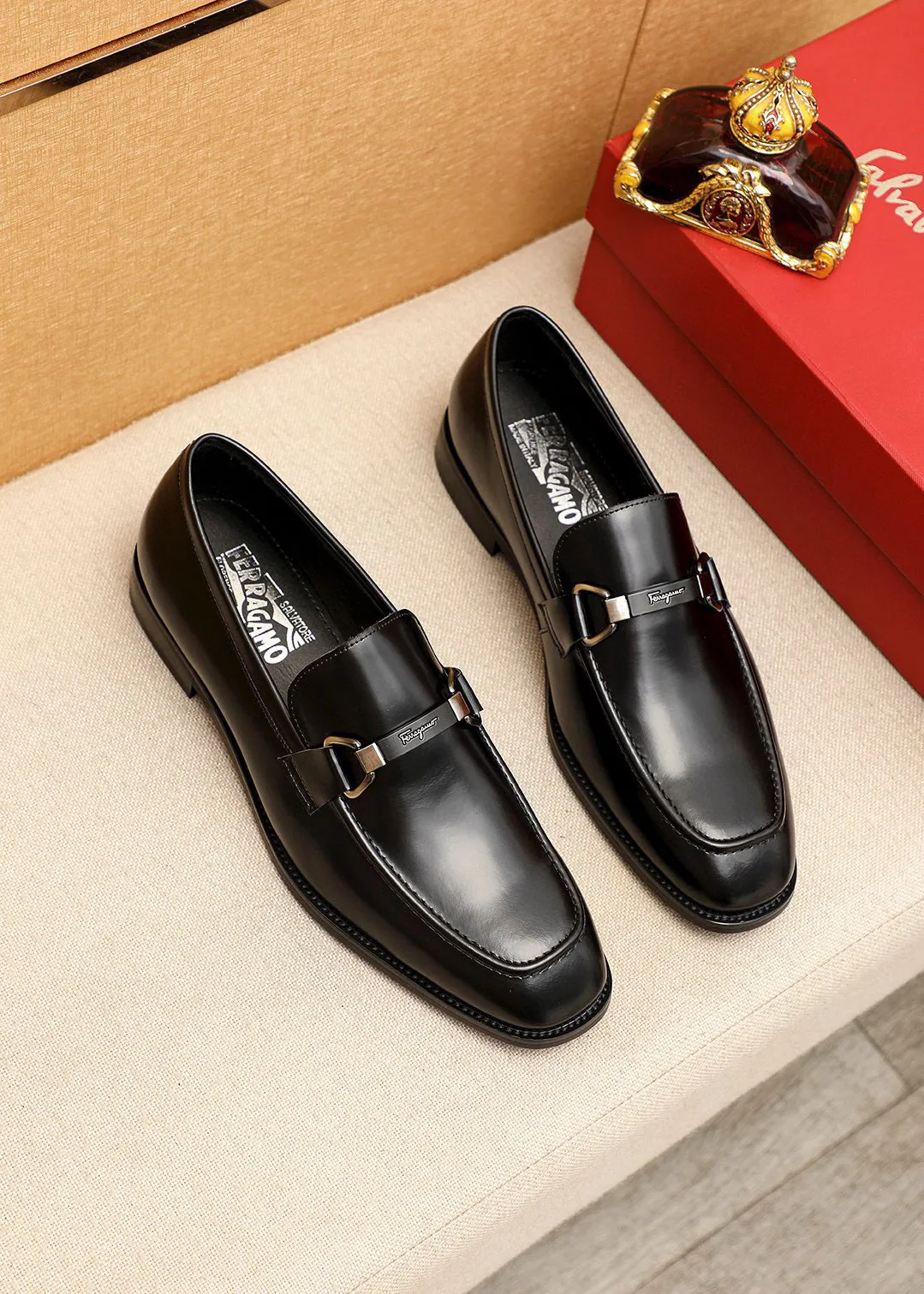 Men's shoes💰460💰 Product trademark: Ferragamo "Ferragamo" casual leather shoes Regular size: 38-44 (45🉑️customized) Product materials: Selected imported first-layer open-edge beaded cowhide leather upper + luxury hardware buckle, imported water-dyed cowhide leather lining. Strong three-dimensional visual effect, original outsole Color: 3⃣️colors available